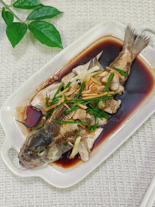 清蒸鱼头的做法（清蒸鲈鱼的做法视频）