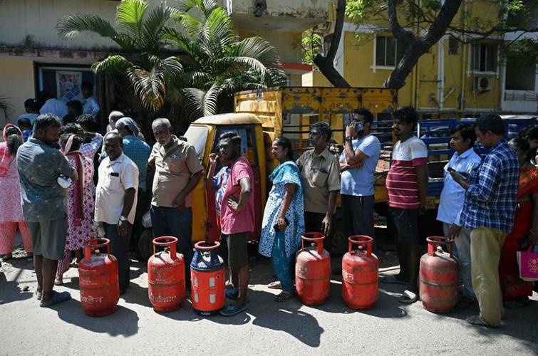 第四次石油危机逼近：霍尔木兹断航，2000万桶/日供应中断，规模远超1973年