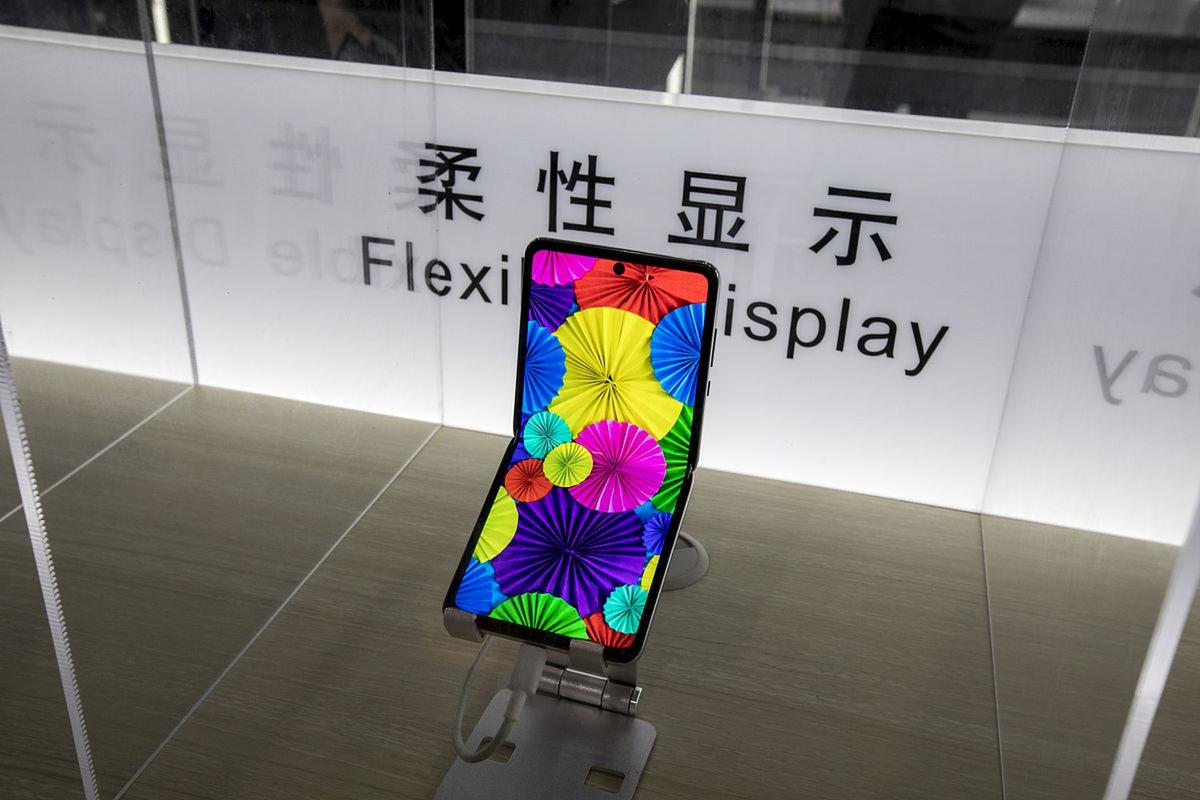 深天马A：目前公司在第6代柔性AMOLED产线上布局的IT、车载显示项目顺利推进