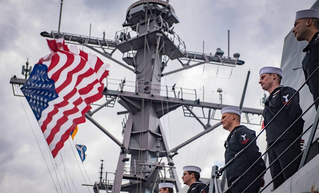 特朗普威胁对哈尔克岛发动更多袭击 盟友冷对霍尔木兹护航计划