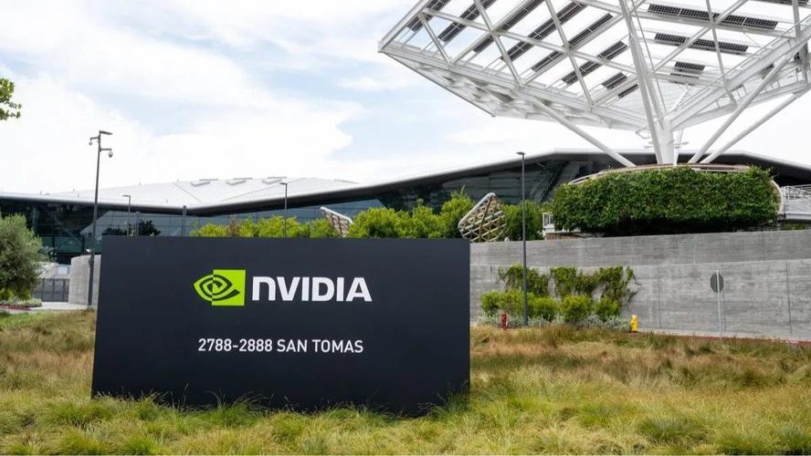 英伟达以1500亿美元营收领跑芯片市场，AI热潮持续