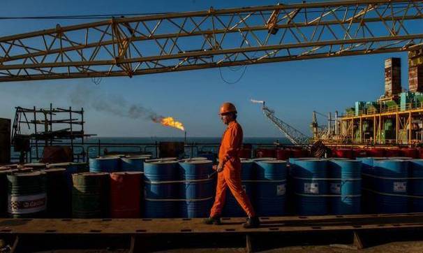 美国临时豁免滞留海上伊朗石油制裁	，财长称可迅速供油1.4亿桶，美超亿油储释放首批4500万桶